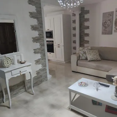 La Casa Delle Rose 1 Holiday home Giba